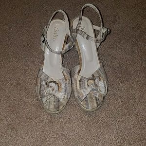 Strapped wedge